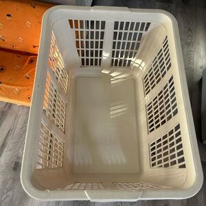 Rubbermaid Laundry Basket